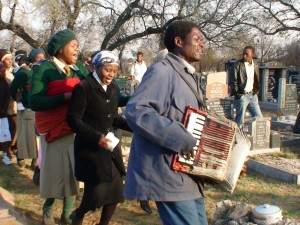 Samuel  vede procesí při rodinné slavnosti odhalování pomníků zemřelých, která  je vedena částečně jako bohoslužba Zion Christian Church, Lefiswane,  provincie Mpumalanga, 2009 (foto: archiv Víta Zdrálka)