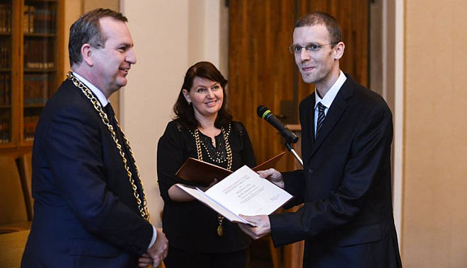 Rektor Univerzity Karlovy Tomáš Zima předal Bolzanovu cenu v rámci slavnostního setkání v Karolinu 24. února 2016