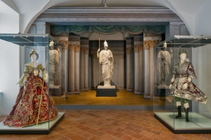 Odlitek tzv. Athény Giustiniani na scéně zámeckého divadla, v popředí repliky barokních kostýmů Pallas Athény a Antického hrdiny. Foto G. Čapková.