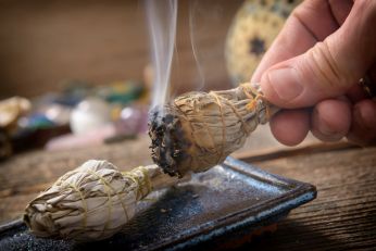 Kouř z doutnající šalvěje se v neošamanismu používá k očišťování prostoru, předmětů i lidí