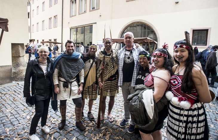 Miroslava Popelku přišli během Mezinárodního dne archeologie pozdravit maorští přátelé z Nového Zélandu