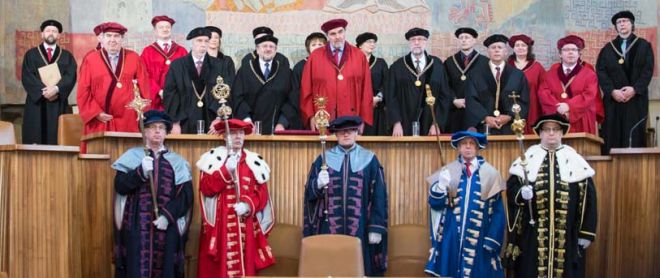 Předání čestných doktorátů proběhlo  u příležitosti oslav 670. výročí založení Univerzity Karlovy a 100. výročí vzniku republiky