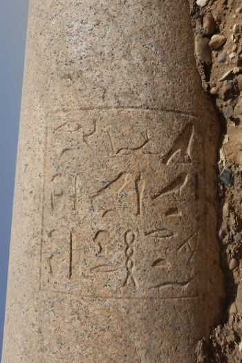 Nápis na sloupu s tituly a jmény královny Setibhor