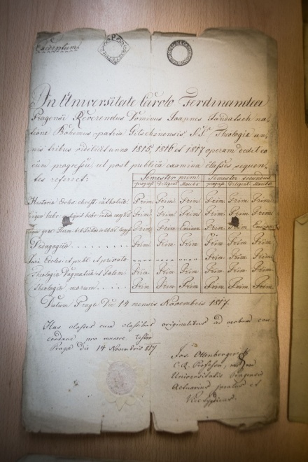 Potvrzení o absolvování zkoušek z roku 1817, kdy univerzita nesla název "Karlo-Ferdinandova"