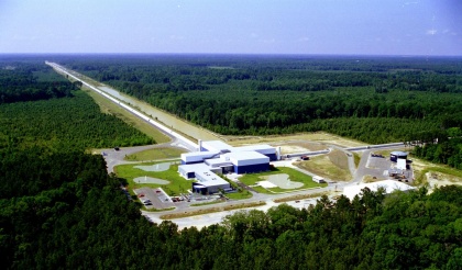 Observatoř LIGO (Laser Interferometer Gravitational-Wave Observatory).