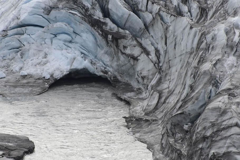 Otvor v subglaciálním ledu, ze kterého vytéká tavná voda.