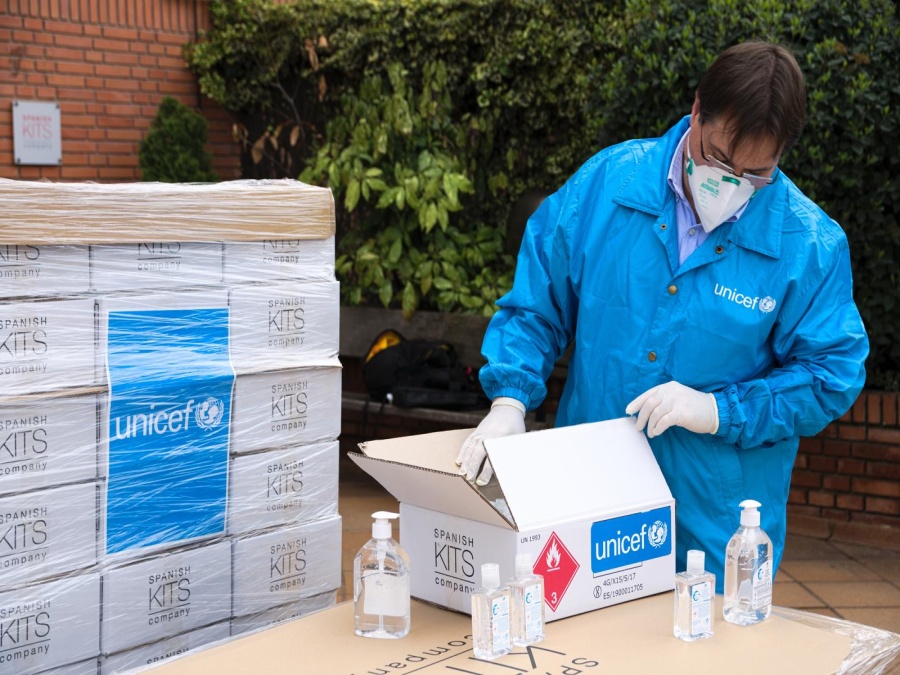 Pracovníci UNICEF pomáhali během pandemie koronaviru dodávat ochranné prostředky.