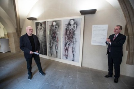 Artist Jiří Sozenský (left) and CU Rector Tomáš Zima at unveiling of new installation at Carolinum on April 4. Photo: René Volfík.
