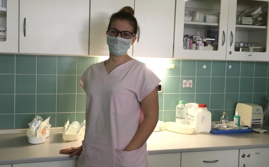 Third Faculty of Medicine student Kristýna Pončáková decided to work at the Pelhřimov Hospital - as there were already many volunteering in Prague